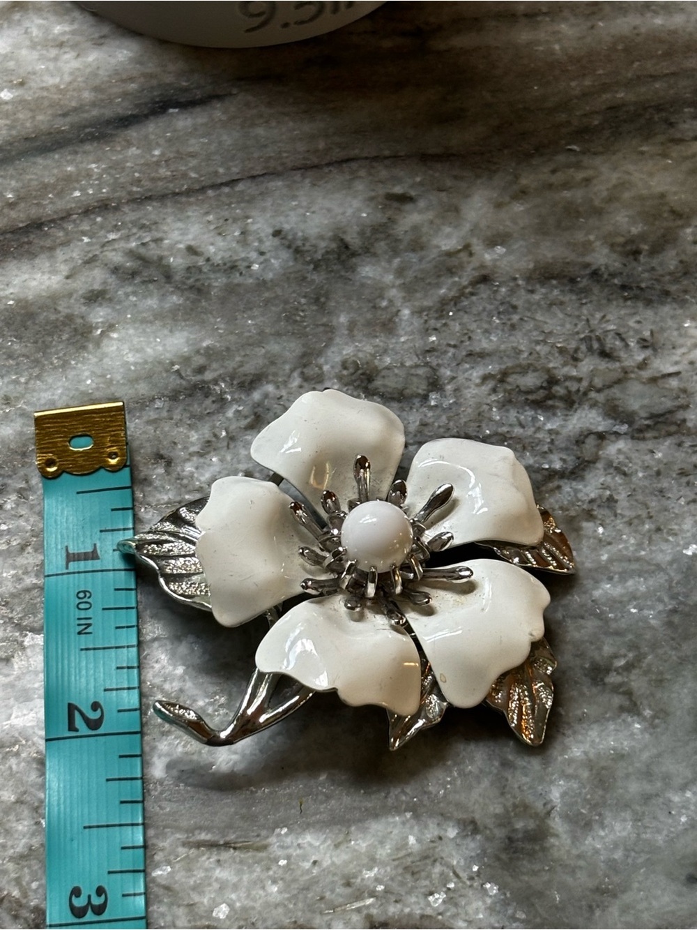Sarah Coventry White Flower Brooch and clip earrings set with Silver-Tone Accent - Picture 2 of 5